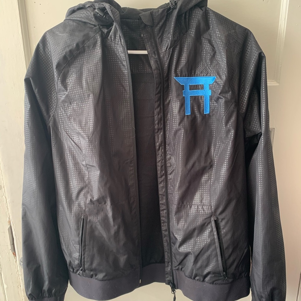 Rain coat with pagoda stitching never used size m